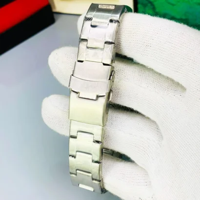 A Submariner-style men’s watch with quartz movement, working date, and butterfly lock — classic diver look at an affordable price.