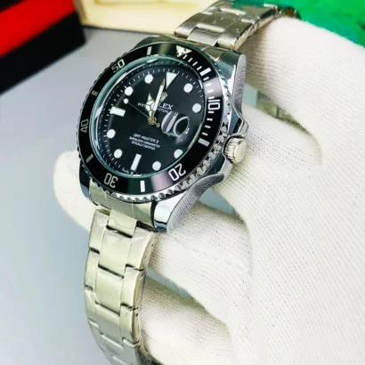 A Submariner-style men’s watch with quartz movement, working date, and butterfly lock — classic diver look at an affordable price.