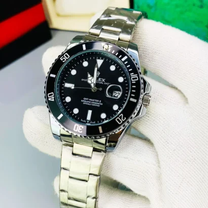 A Submariner-style men’s watch with quartz movement, working date, and butterfly lock — classic diver look at an affordable price.