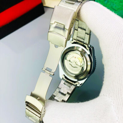 A Submariner-style men’s watch with quartz movement, working date, and butterfly lock — classic diver look at an affordable price.